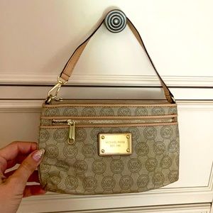 Michael Kors wristlet- like NEW